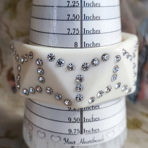Creamy White Chunky Lucite Clear Rhinestone Hexagon Bangle Bracelet Unsigned EUC - Picture 4 of 16